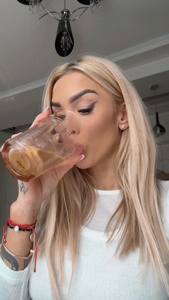 glossy_blondegirl's instagram Account Analytics & Statistics ...