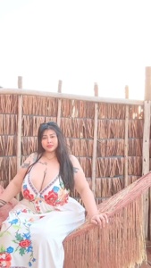 Spermatozoidlarning ogizdan sikga oqayotgan fotosurati Bir odam qutichaga otirdi